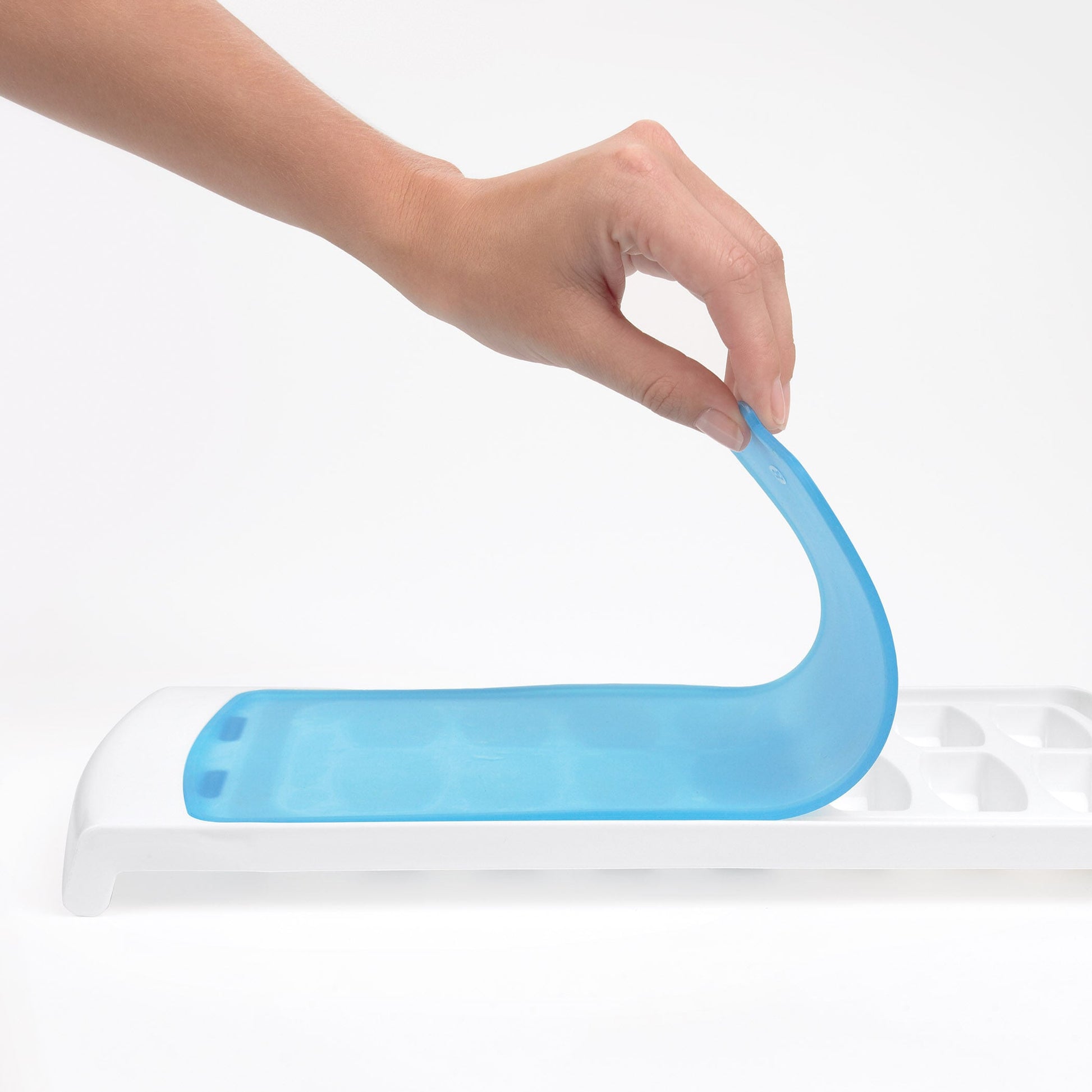 no-spill-ice-cube-tray-j6 1132080_5_no-spill_ice_cube_tray.jpg