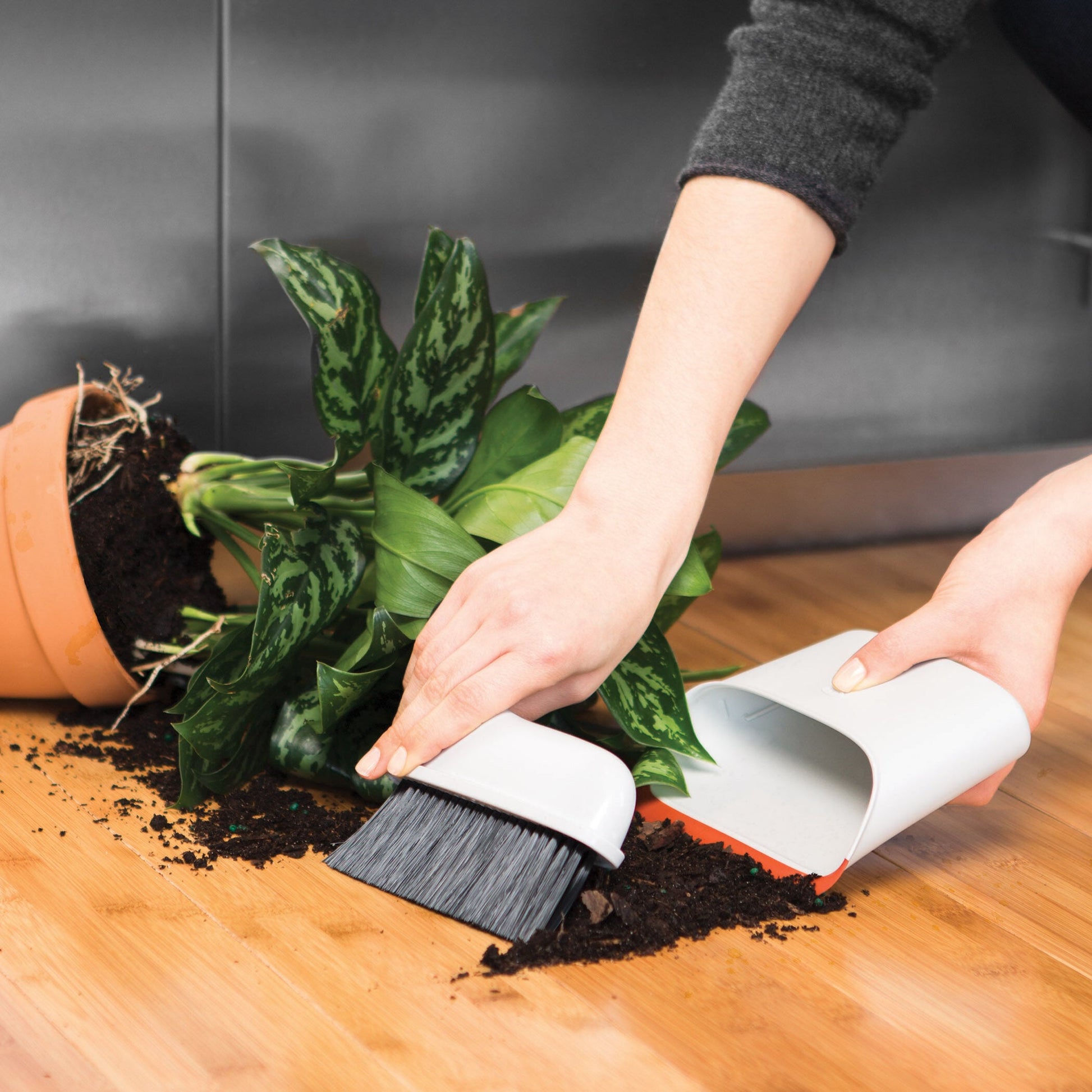compact-dustpan-and-brush-set-d1 1334280_9_compact_dustpan_brush_set.jpg