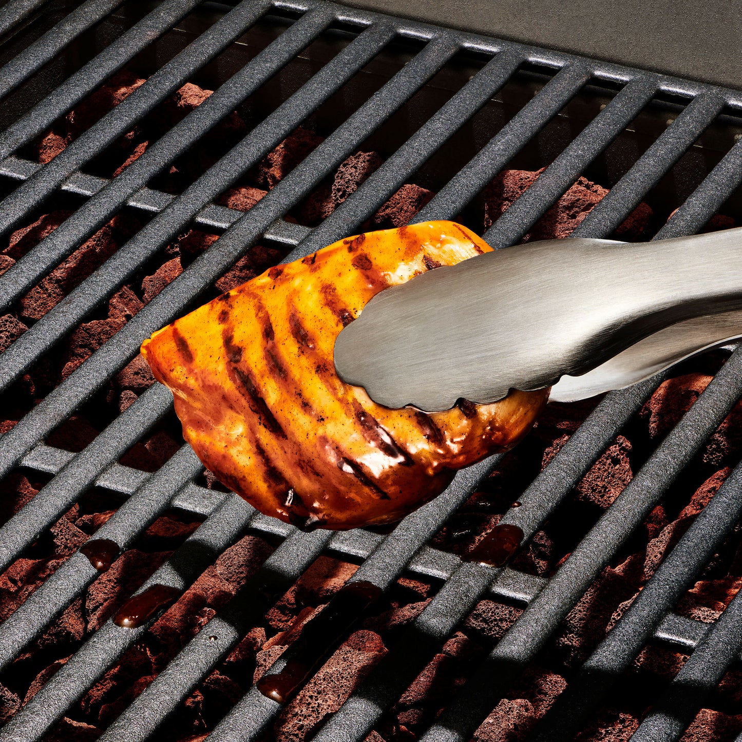grilling-tongs-with-built-in-bottle-opener-l4 gg_11309000_052020_16_rgb_1_.jpg