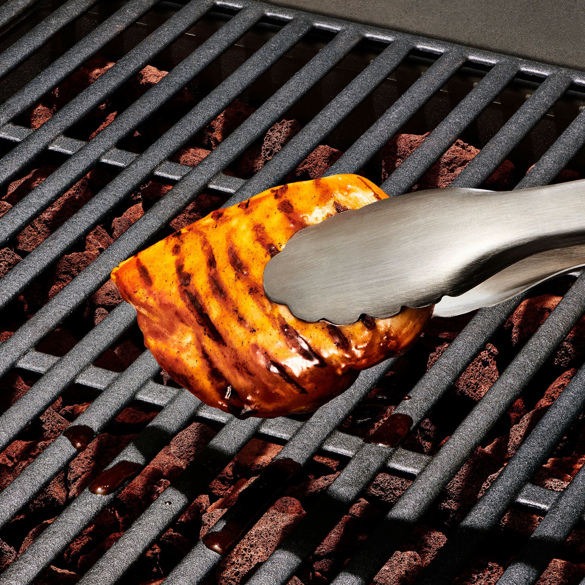 grilling-tongs-with-built-in-bottle-opener-l4 gg_11309000_052020_16_rgb_1_.jpg