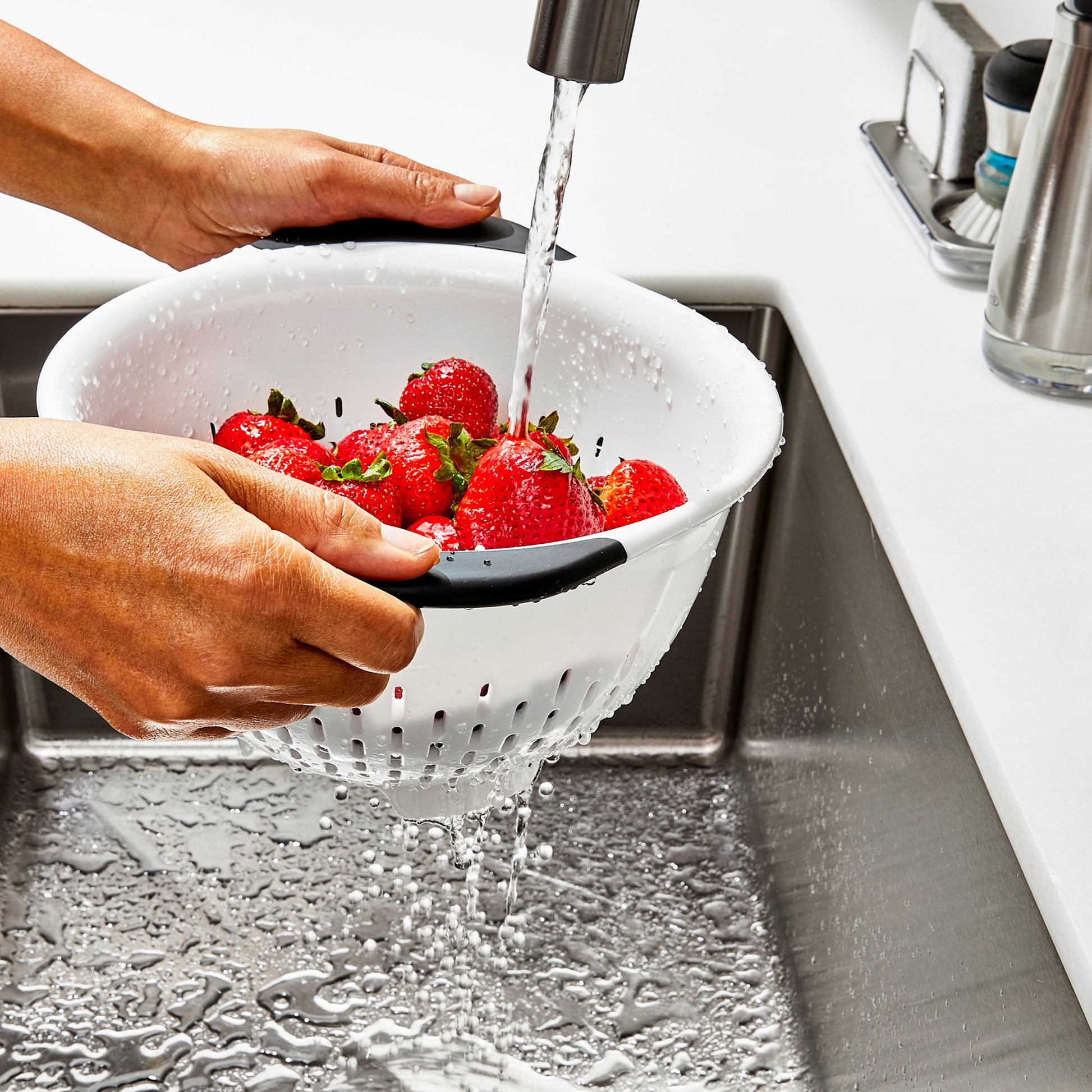 plastic-colander-i3 gg_11331000_plasticcolander3qt_pdp_05.jpg