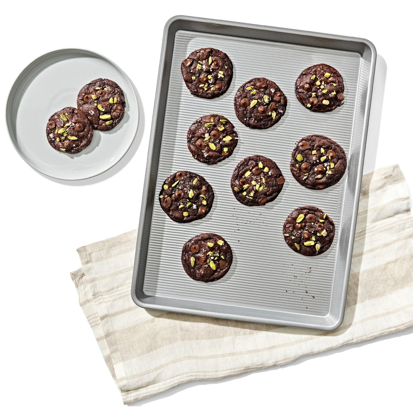 non-stick-pro-clear-coated-half-sheet-pan-l0 gg_11435300_half-sheet-pan_pdp_01.jpeg