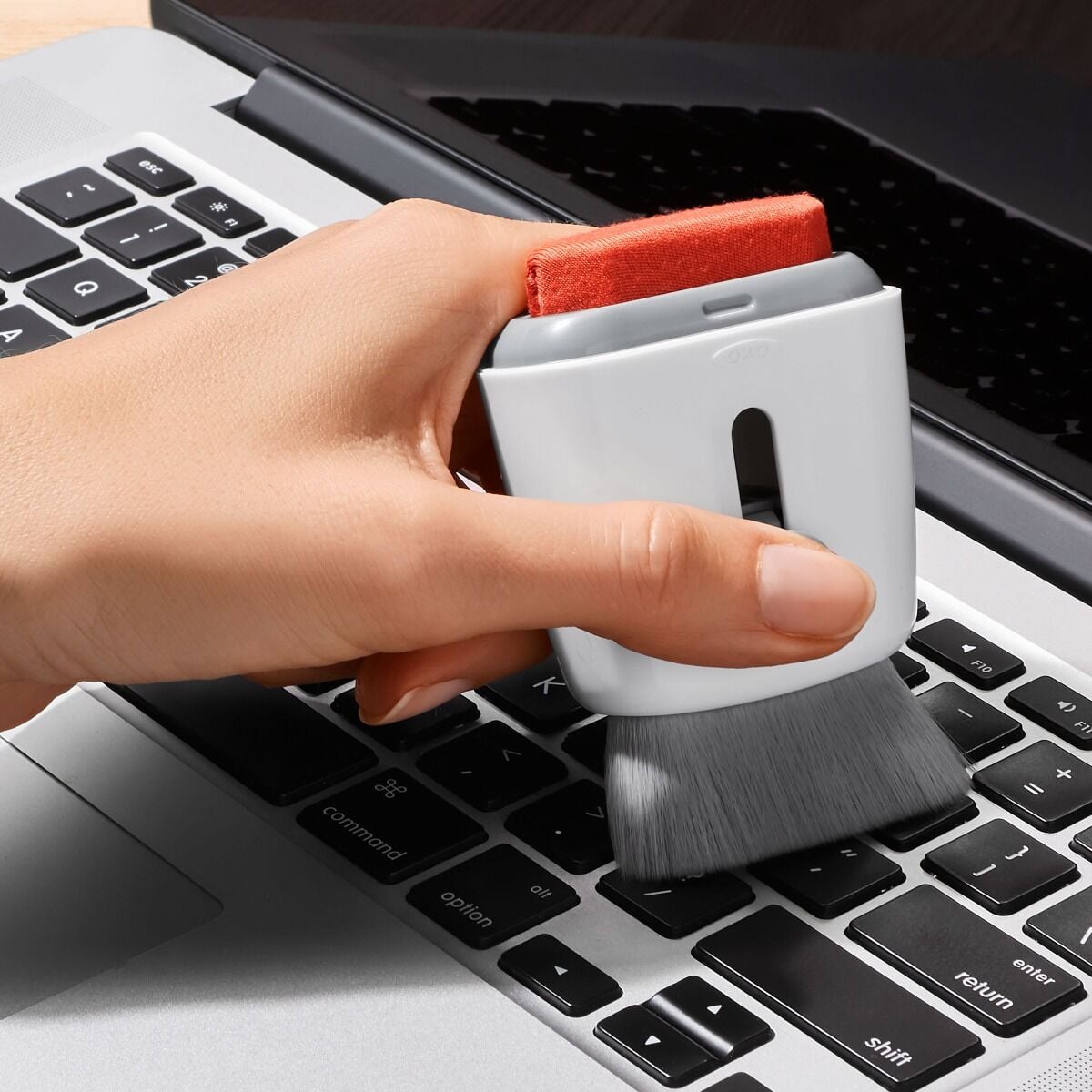 sweep-and-swipe-laptop-cleaner-e2 gg_12246100_9c.jpg