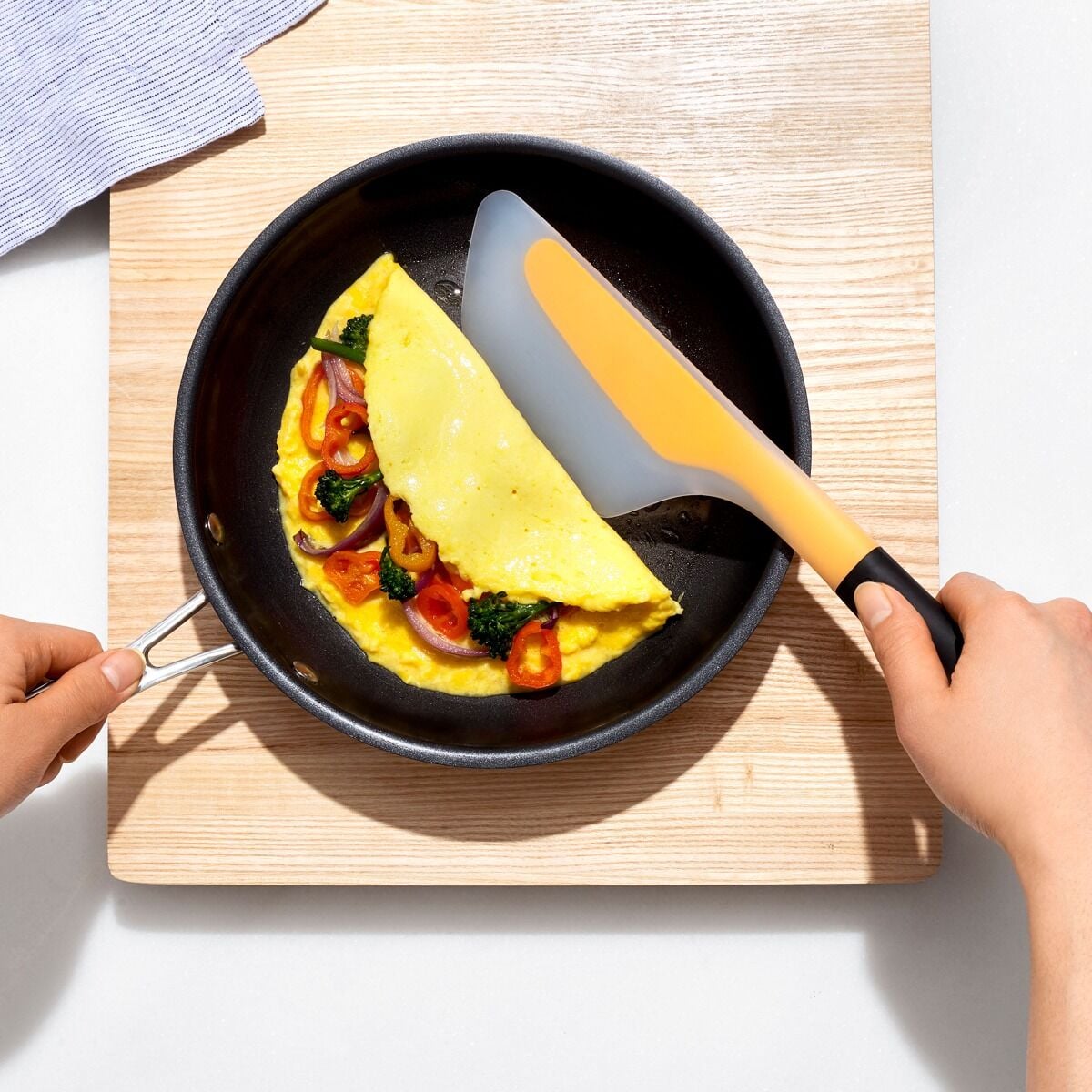 flip-and-fold-omelet-turner-b4 gg_1255680_4.jpg