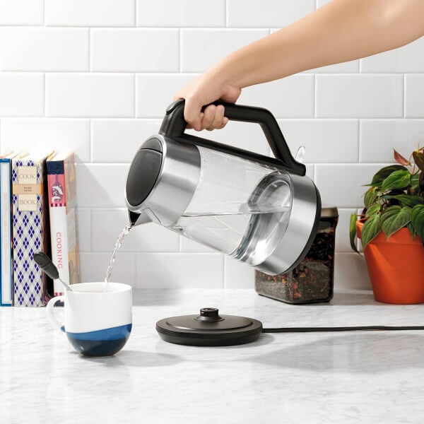 cordless-glass-electric-kettle-v2 lifestyle1.jpg