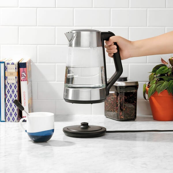 cordless-glass-electric-kettle-v2 lifestyle2.jpg
