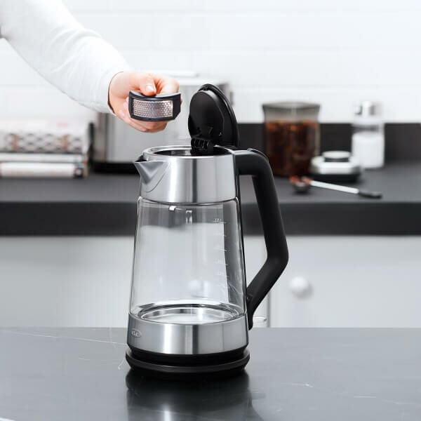 cordless-glass-electric-kettle-v2 lifestyle4.jpg