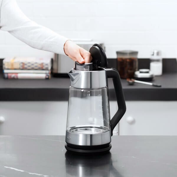 cordless-glass-electric-kettle-v2 lifestyle5.jpg