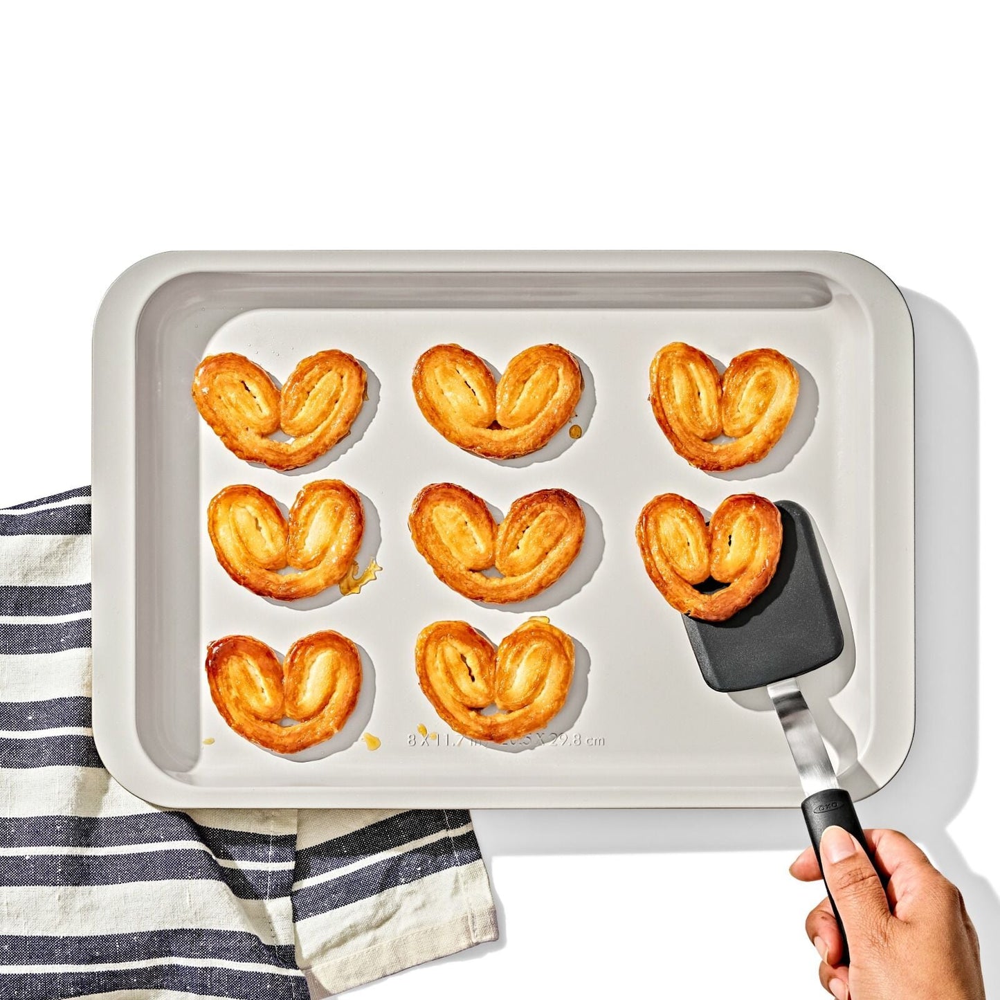 non-stick-pro-ceramic-coated-metal-bakeware-quarter-sheet-pan-q2 oxo_quarter-sheet-pan_pdp_03_1.jpg