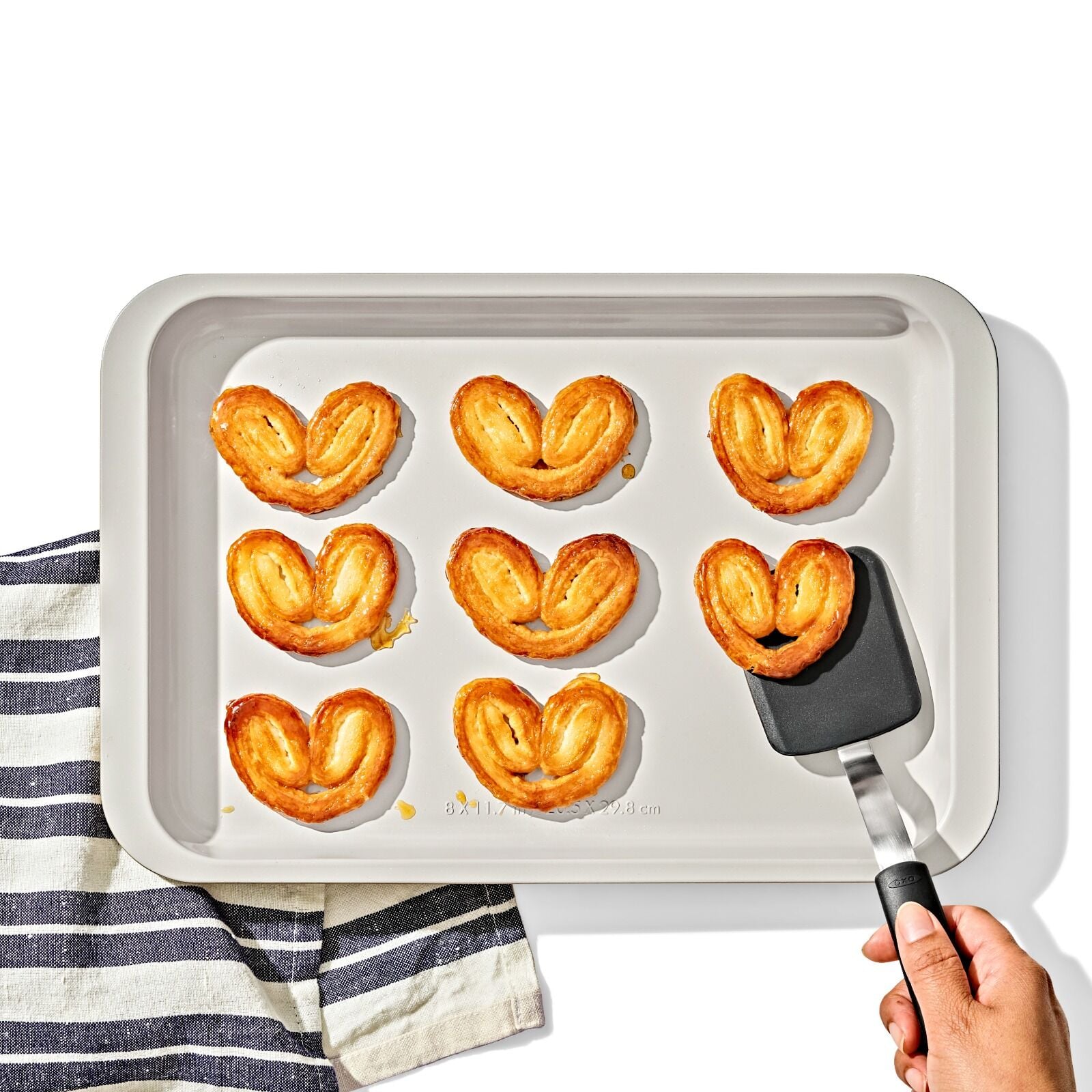 non-stick-pro-ceramic-coated-metal-bakeware-quarter-sheet-pan-q2 oxo_quarter-sheet-pan_pdp_03_1.jpg