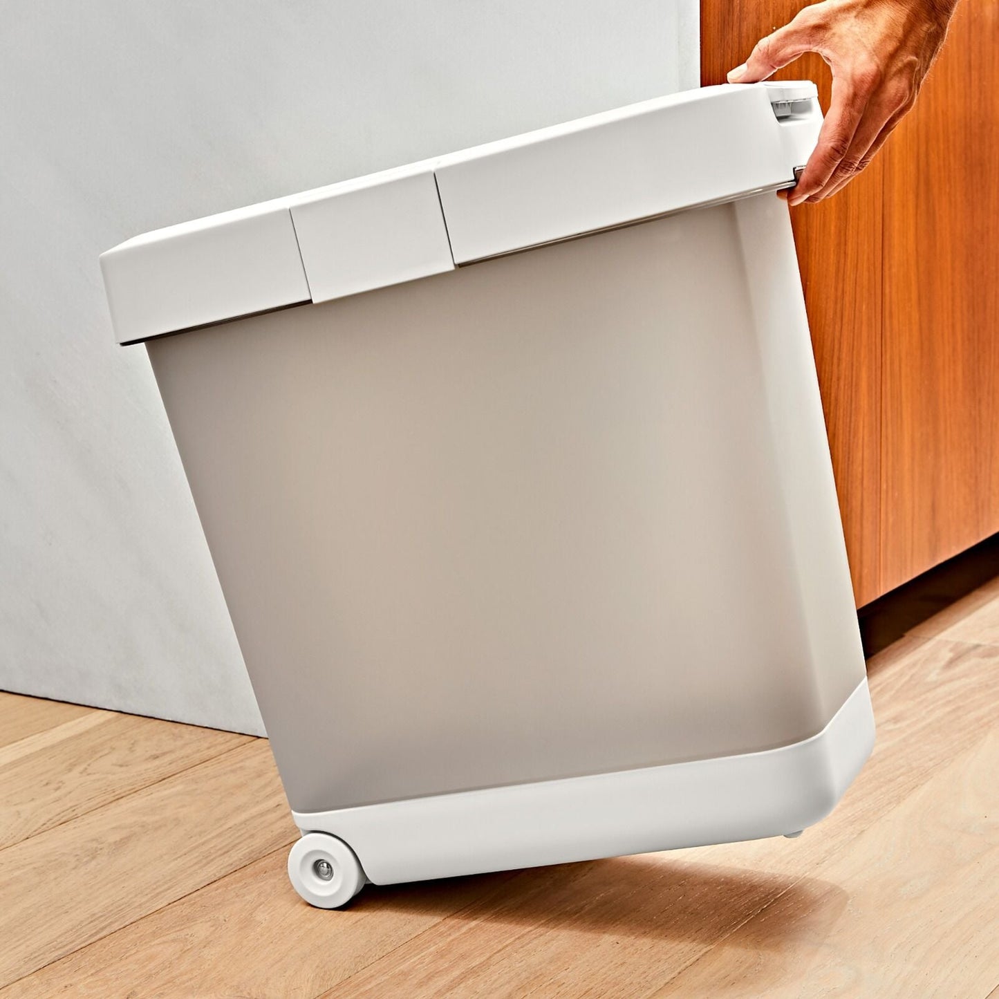 oxo-pet-airtight-food-container-with-scoop-large-n7 pet_7301500_airtight-food-container-large_pdp_05.jpeg