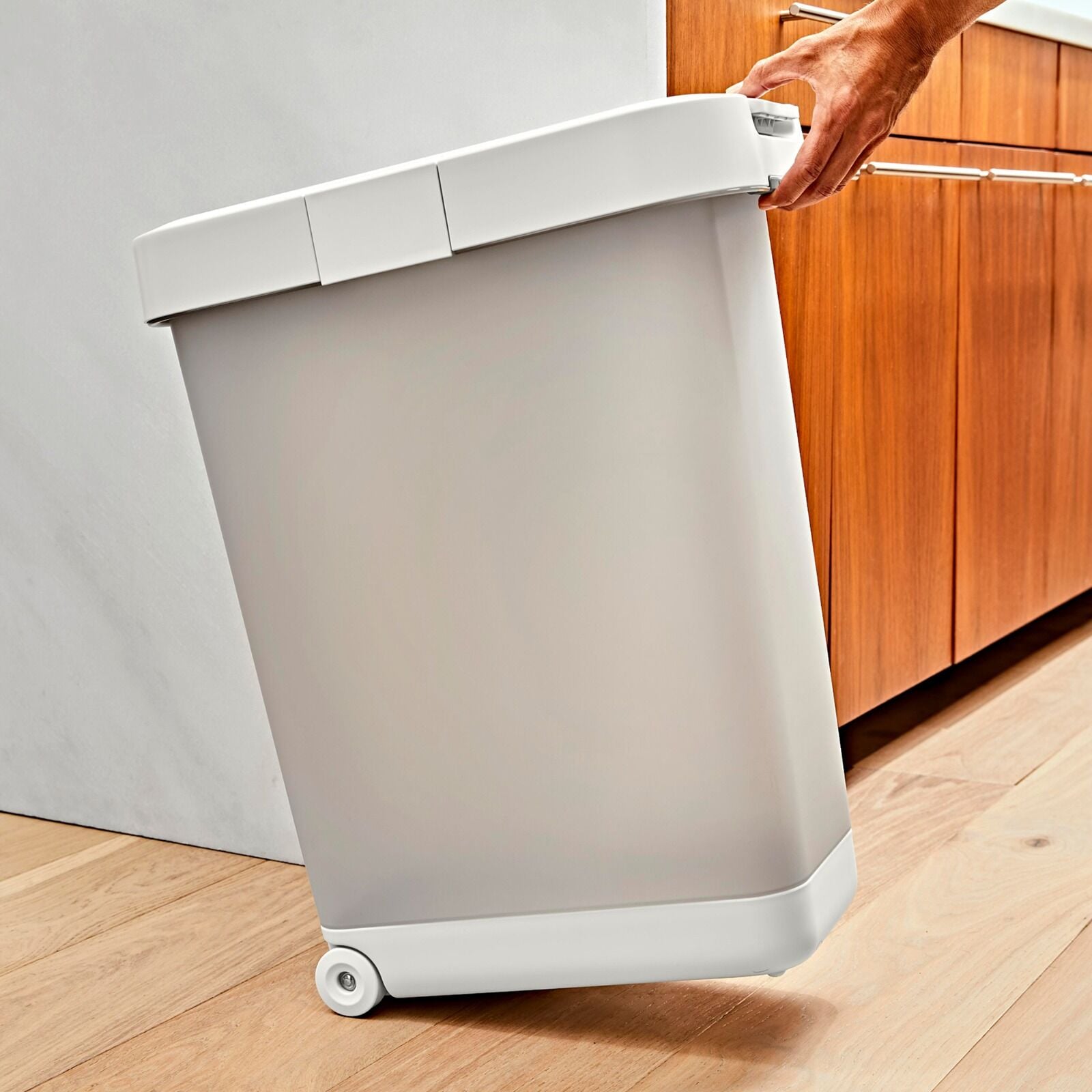 oxo-pet-airtight-food-container-with-scoop-extra-large-n5 pet_7301600_airtight-food-container-extra-large_pdp_05.jpeg
